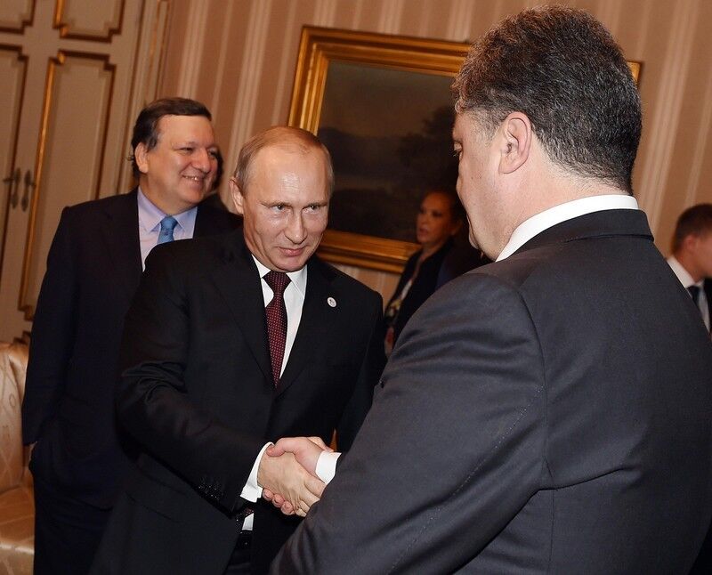 Путін і Порошенко знову потиснули один одному руки: фотофакт 