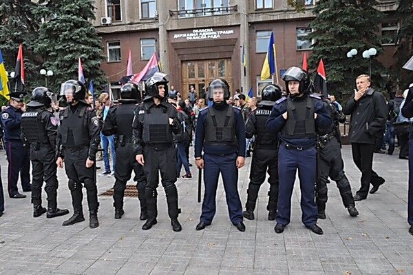 В Николаеве активисты дважды забросали яйцами Шуфрича: опубликовано видео