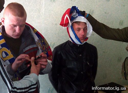 В Сєвєродонецьку "Айдар" і Москаль гімном України за 10 днів перевиховали двох хлопців, що вивісили прапор РФ