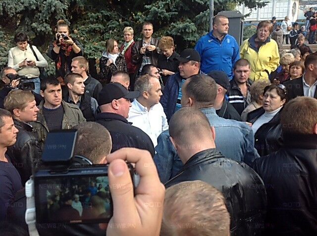 У Миколаєві активісти двічі закидали яйцями Шуфрича: опубліковано відео