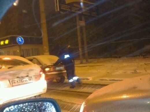 В Ижевске сильный снегопад парализовал движение: опубликованы фото