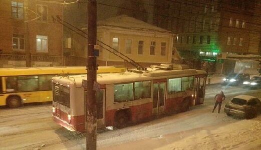 В Ижевске сильный снегопад парализовал движение: опубликованы фото
