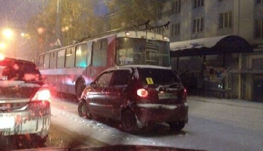 В Ижевске сильный снегопад парализовал движение: опубликованы фото