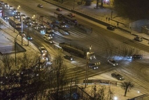 В Ижевске сильный снегопад парализовал движение: опубликованы фото