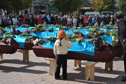 На Луганщине похоронили погибших в день объявления перемирия 28 неизвестных украинских военных