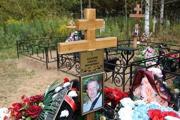 На кладбище в Костроме нашли свежие могилы десантников РФ, "заблудившихся" в степях Украины