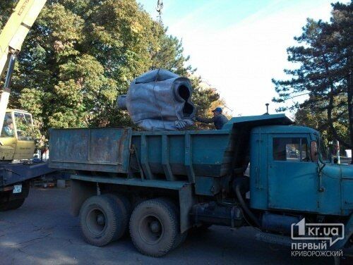 В Кривом Роге ночью снесли памятник Ленину: опубликованы фото