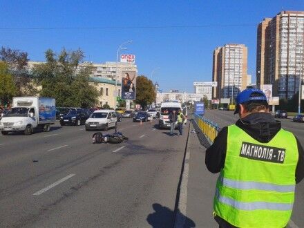 В центре Киева разбилась девушка-байкер. Опубликованы фото с места аварии