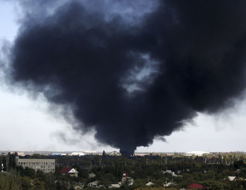 Донецьк у диму: з'явилися фото і відео обстрілу аеропорту