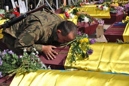 На Луганщине похоронили погибших в день объявления перемирия 28 неизвестных украинских военных