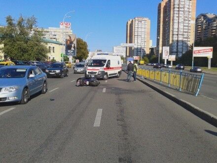 В центре Киева разбилась девушка-байкер. Опубликованы фото с места аварии