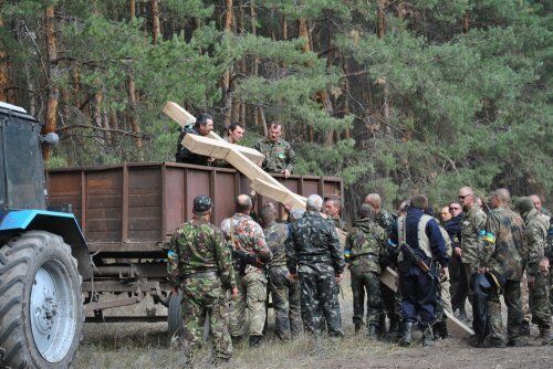 На Луганщине похоронили погибших в день объявления перемирия 28 неизвестных украинских военных