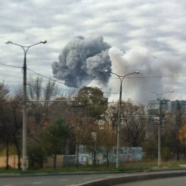 Появилось фото и видео мощного взрыва в Донецке: столб дыма поднялся до неба