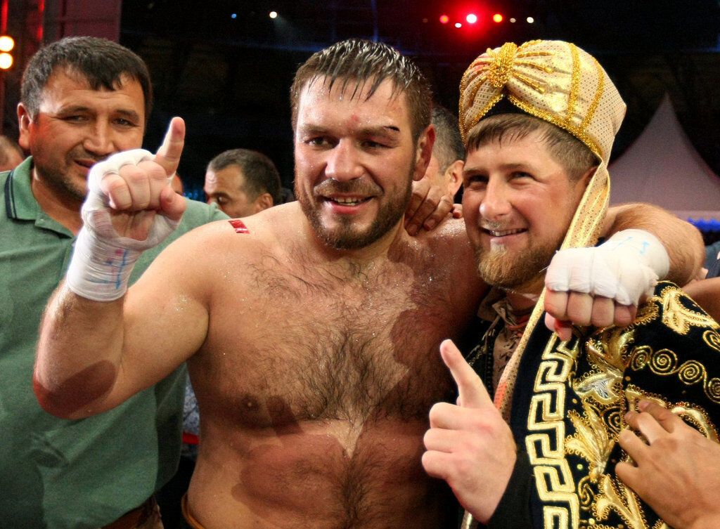 В сеть попали фото, как три боксера избили Кадырова