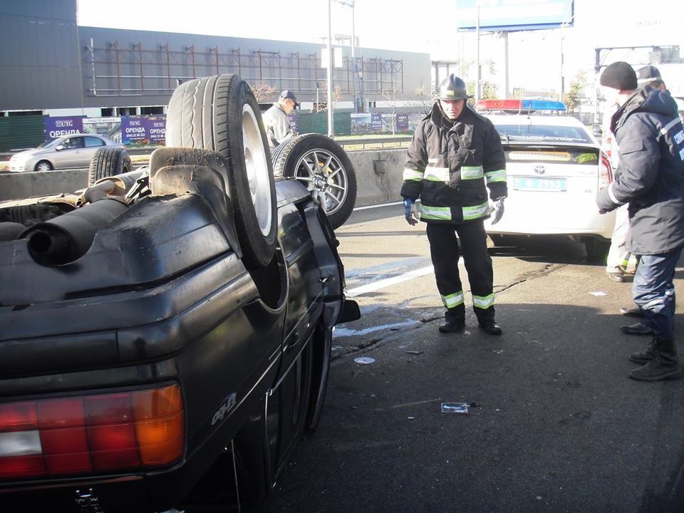 В Киеве BMW врезался в забор и перевернулся