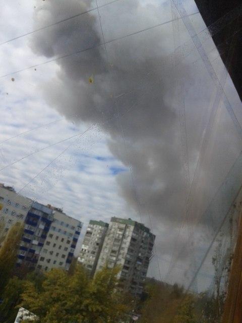 З'явилося фото і відео потужного вибуху в Донецьку: стовп диму піднявся до неба