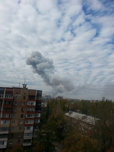 Появилось фото и видео мощного взрыва в Донецке: столб дыма поднялся до неба