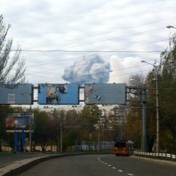 З'явилося фото і відео потужного вибуху в Донецьку: стовп диму піднявся до неба