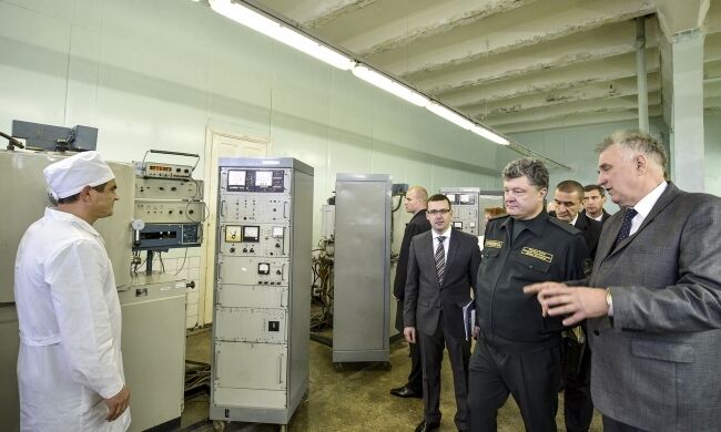 Порошенко замовив у черкаському "Фотоприладі" високоточне оптичне обладнання для української армії: опубліковано фото