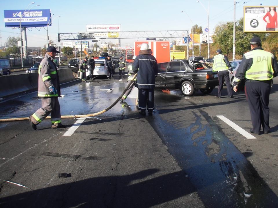 В Киеве BMW врезался в забор и перевернулся