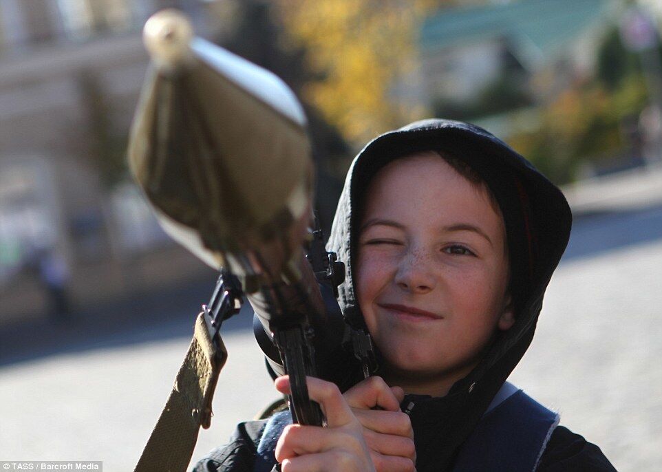 Британцам показали фото украинских детей, готовых защищать Родину