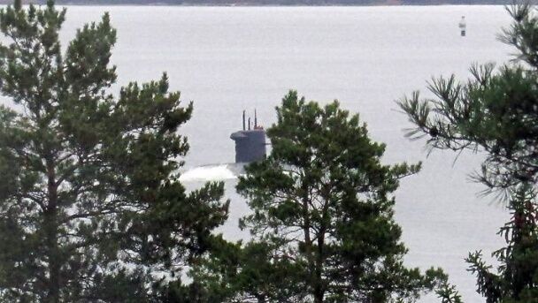 В сети опубликовали новые фото субмарины-шпиона у берегов Швеции