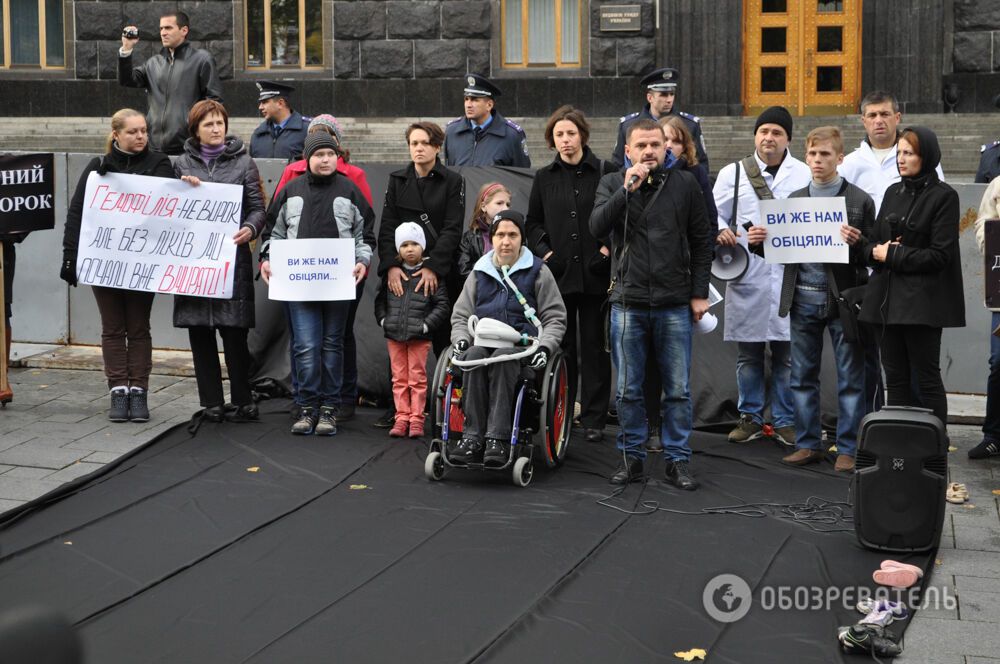 Под Кабмин принесли траурные ленточки: требуют закупки лекарств для тяжелобольных