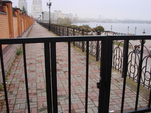 На самовольно захваченной Оболонской набережной демонтировали "ворота богачей"