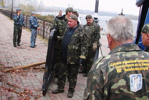 На самовольно захваченной Оболонской набережной демонтировали "ворота богачей"