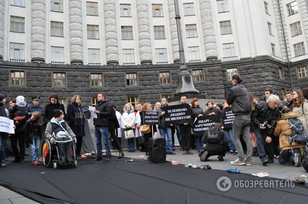 Під Кабмін принесли траурні стрічки: вимагають закупівлі ліків для важкохворих