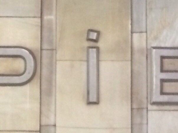 В киевском метро заменили перекошенную букву "і"