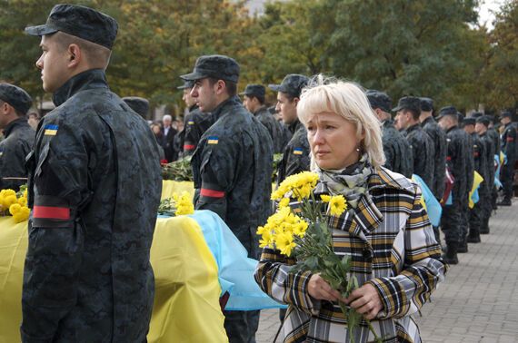 Появились фото из Днепропетровска, где похоронили 42 неопознанных бойца, еще 500 тел находится в моргах