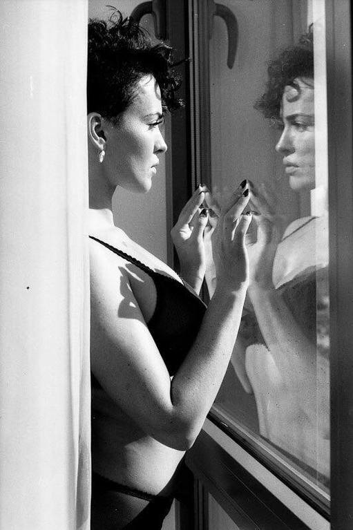 Даша Астафьева в прозрачном белье грустит у окна