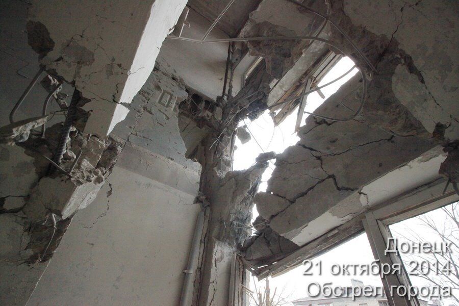 Опубліковані фото зруйнованого в районах Донецька після обстрілу