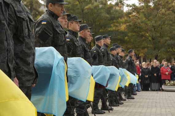 Появились фото из Днепропетровска, где похоронили 42 неопознанных бойца, еще 500 тел находится в моргах