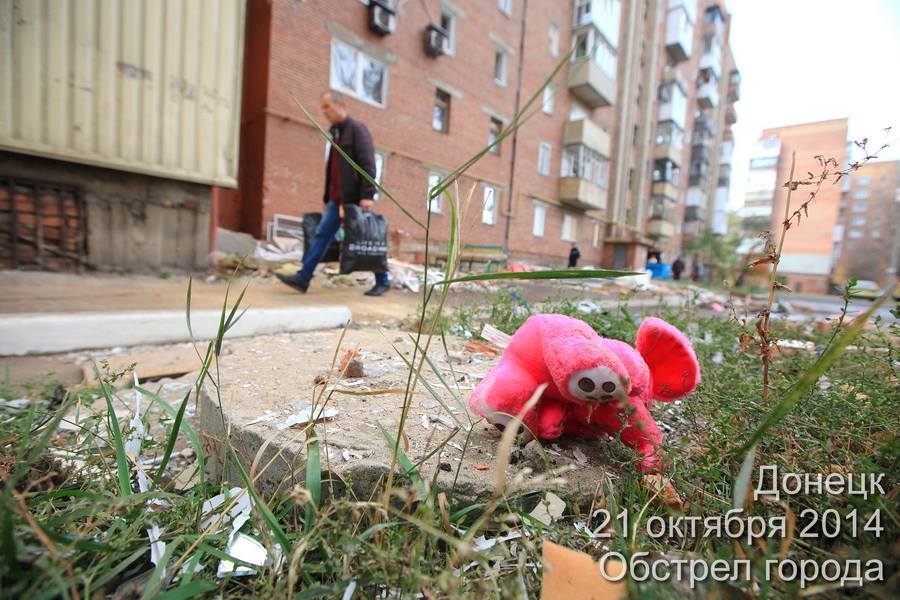 Опубліковані фото зруйнованого в районах Донецька після обстрілу