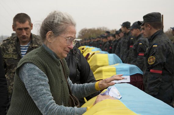 Появились фото из Днепропетровска, где похоронили 42 неопознанных бойца, еще 500 тел находится в моргах