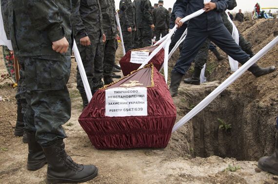 Появились фото из Днепропетровска, где похоронили 42 неопознанных бойца, еще 500 тел находится в моргах