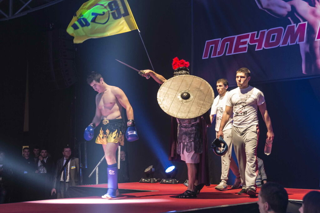 В Киеве прошел первый шоу-турнир по кикбоксингу "Плечом к плечу"