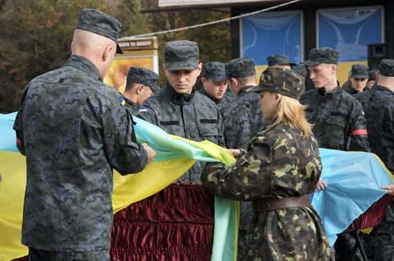 Появились фото из Днепропетровска, где похоронили 42 неопознанных бойца, еще 500 тел находится в моргах