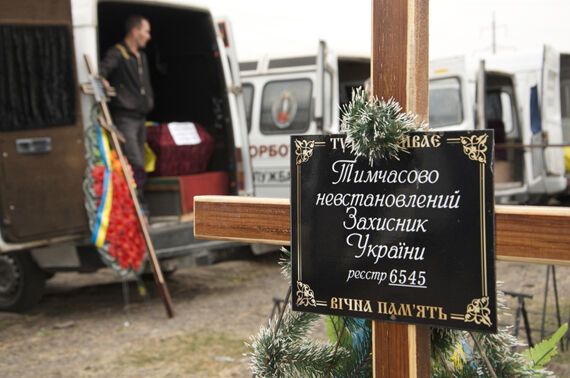 З'явилися фото з Дніпропетровська, де поховали 42 невпізнаних бійця, ще 500 тіл знаходиться в моргах