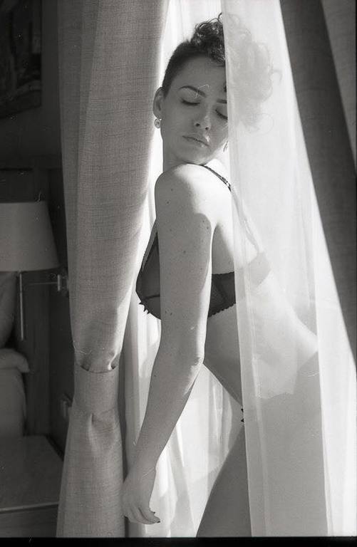 Даша Астафьева в прозрачном белье грустит у окна