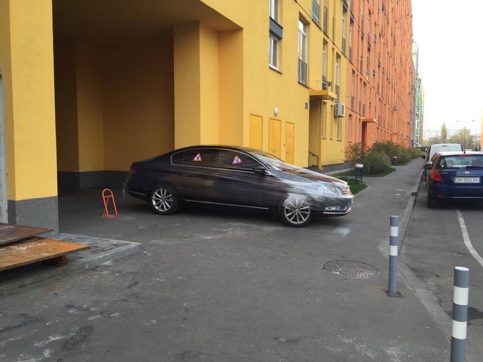 Киевляне проучили водителя, который припарковался на тротуаре