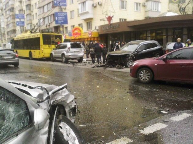 В Киеве столкнулись пять иномарок и троллейбус 