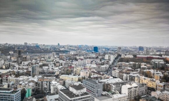 Киевляне сфотографировали загадочные облака над городом
