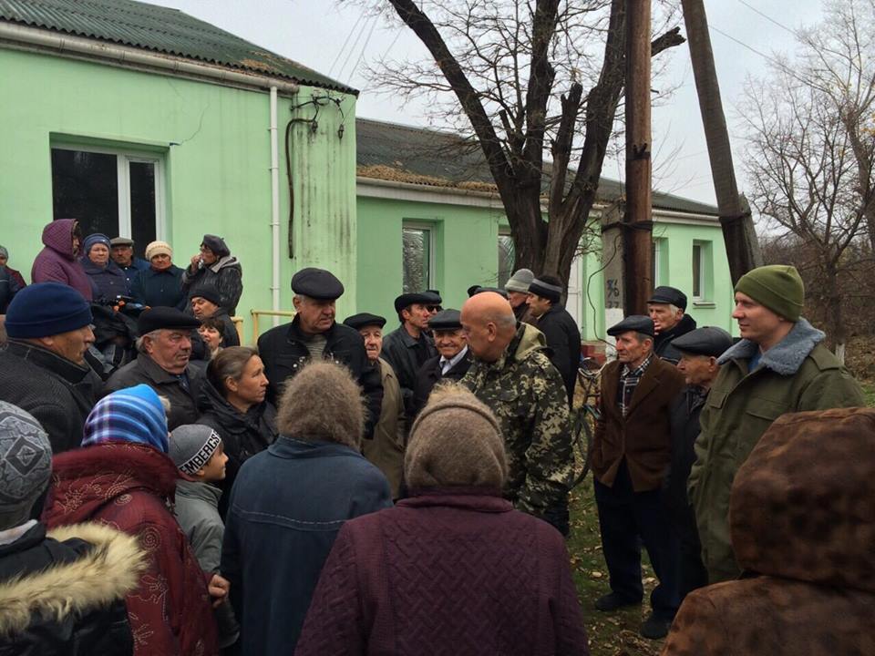 Шахов і Москаль передали Попасній дві "швидкі", а пенсіонерам Кримського - 5 млн гривень