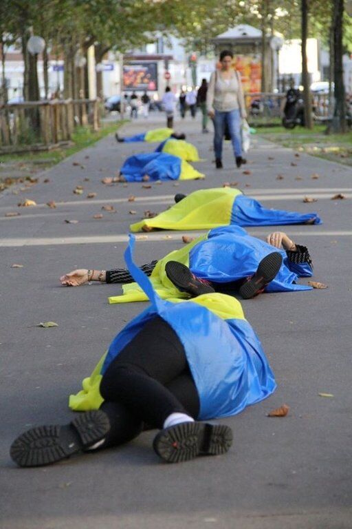 В Париже художники провели акцию в поддержку Украины: опубликованы фото