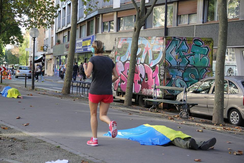 В Париже устроили флешмоб в поддержку украинцев