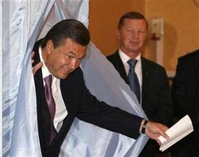 Этого на выборах мы больше не увидим. Смешные фото голосующего Януковича