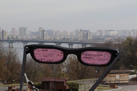 В Киеве на Певческом поле появились 3-метровые розовые очки